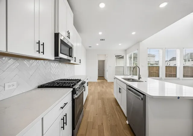 Photo 4 of Townhouse for sale at 7073 Lathrop Ln, Frisco, TX 75033 | MLS# 21361899 | Listing updated on 2026-09-10