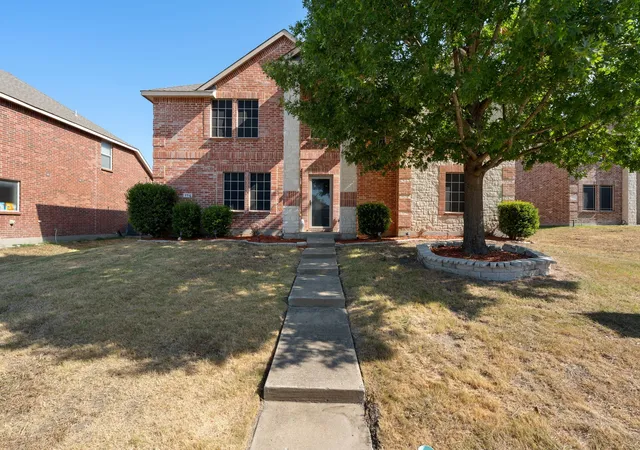 Photo 1 of Single family home for sale at 204 Rosewood Ct, Red Oak, TX 75154 | MLS# 21355426 | Listing updated on 2026-09-12