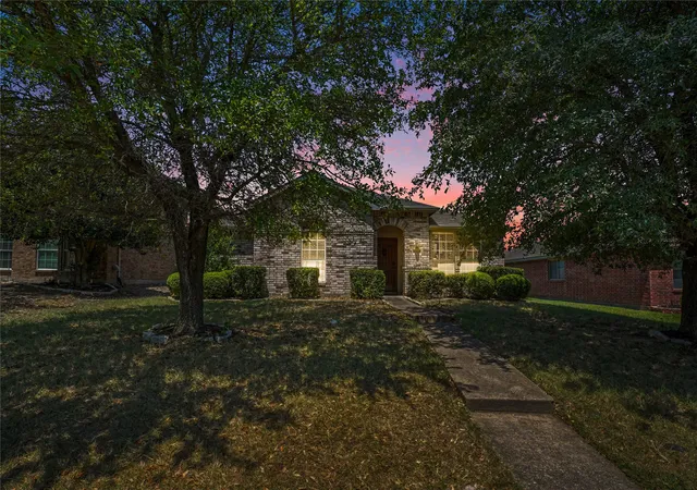 Photo 1 of Sale Pending at 1333 Illinois Ave, Lancaster, TX 75134 | MLS# 21360224 | Listing updated on 2026-10-20