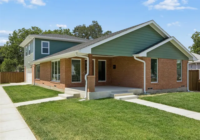 Photo 1 of Sale Pending at 1231 S Montclair Ave, Dallas, TX 75208 | MLS# 21351622 | Listing updated on 2026-09-29