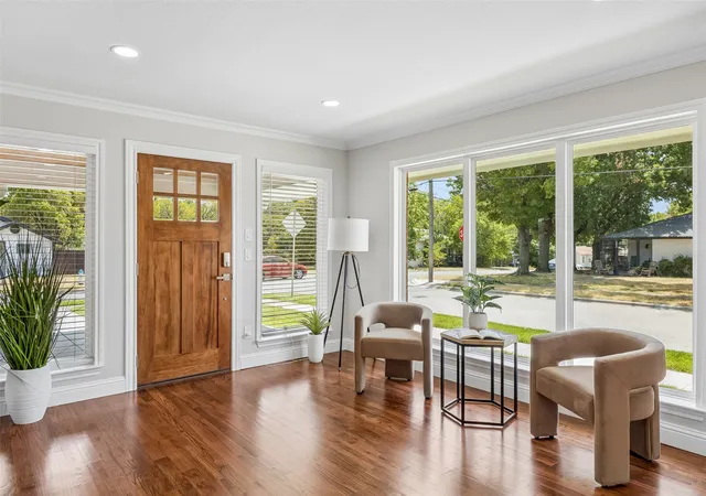 Photo 3 of Sale Pending at 1231 S Montclair Ave, Dallas, TX 75208 | MLS# 21351622 | Listing updated on 2026-09-29