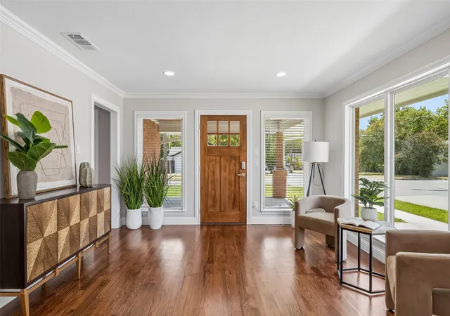 Photo 3 of Sale Pending at 1231 S Montclair Ave, Dallas, TX 75208 | MLS# 21351622 | Listing updated on 2026-09-29