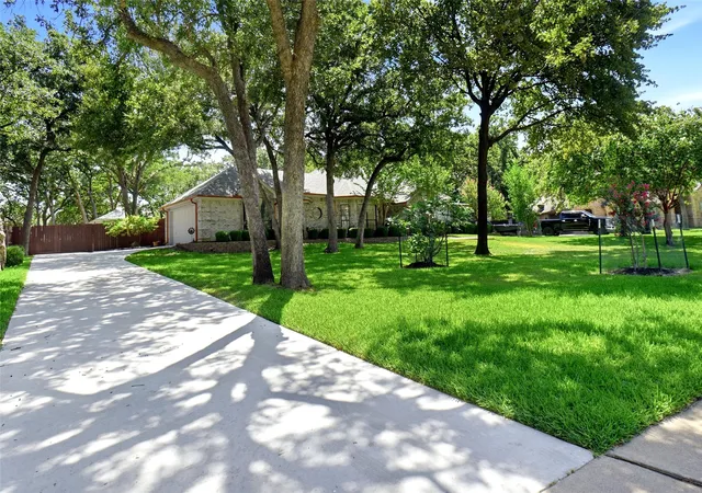 Photo 3 of Single family home for sale at 1409 Spars Ct, Azle, TX 76020 | MLS# 21361011 | Listing updated on 2026-09-13