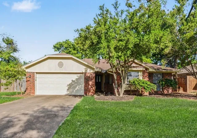 Photo 1 of Single family home for sale at 7 Alamosa Dr, Roanoke, TX 76262 | MLS# 21362037 | Listing updated on 2026-09-15
