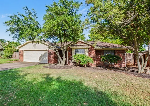 Photo 2 of Single family home for sale at 7 Alamosa Dr, Roanoke, TX 76262 | MLS# 21362037 | Listing updated on 2026-09-15