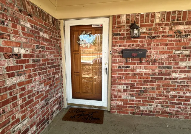 Photo 3 of Sale Pending at 4425 Wedgmont Cir S, Fort Worth, TX 76133 | MLS# 21362215 | Listing updated on 2026-09-09