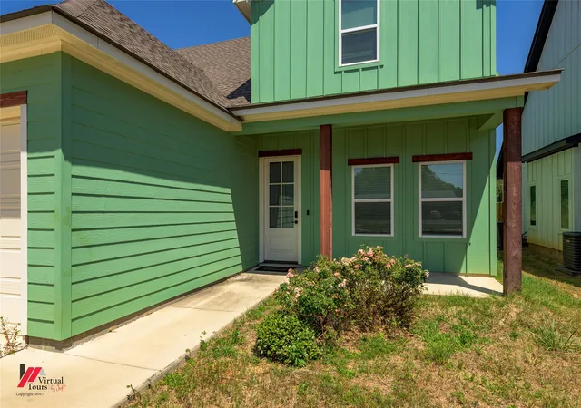 Photo 3 of Single family home for sale at 2028 Pine Hill Rd, Shreveport, LA 71107 | MLS# 21362261 | Listing updated on 2026-09-14