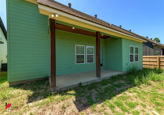 Photo 3 of Single family home for sale at 2028 Pine Hill Rd, Shreveport, LA 71107 | MLS# 21362261 | Listing updated on 2026-09-14