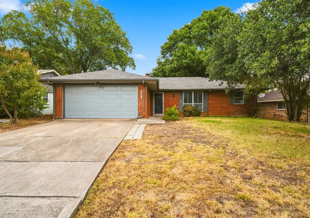 Photo 1 of Single family home for sale at 809 S Atkerson Ln, Euless, TX 76040 | MLS# 21362314 | Listing updated on 2026-09-15