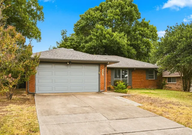 Photo 2 of Single family home for sale at 809 S Atkerson Ln, Euless, TX 76040 | MLS# 21362314 | Listing updated on 2026-09-15