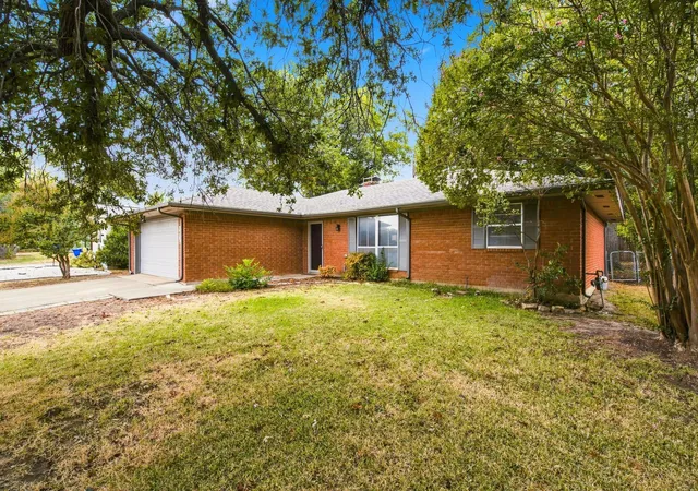 Photo 3 of Single family home for sale at 809 S Atkerson Ln, Euless, TX 76040 | MLS# 21362314 | Listing updated on 2026-09-15