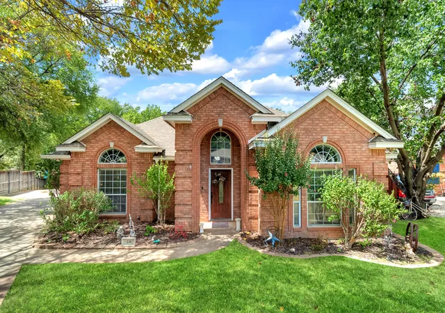 Photo 2 of Single family home for sale at 18 Red Bluff Ct, Mansfield, TX 76063 | MLS# 21361306 | Listing updated on 2026-10-07