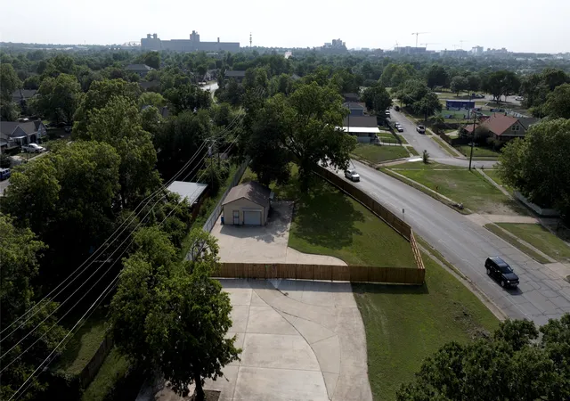 Photo 2 of Sale Pending at 1264 E Maddox Ave, Fort Worth, TX 76104 | MLS# 21362375 | Listing updated on 2026-09-15