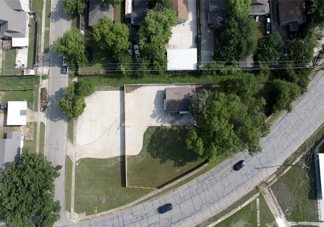 Photo 3 of Sale Pending at 1264 E Maddox Ave, Fort Worth, TX 76104 | MLS# 21362375 | Listing updated on 2026-09-15