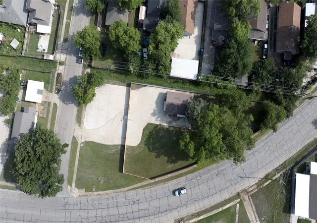 Photo 3 of Sale Pending at 1264 E Maddox Ave, Fort Worth, TX 76104 | MLS# 21362375 | Listing updated on 2026-09-15