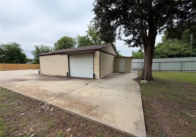Photo 4 of Sale Pending at 1264 E Maddox Ave, Fort Worth, TX 76104 | MLS# 21362375 | Listing updated on 2026-09-15