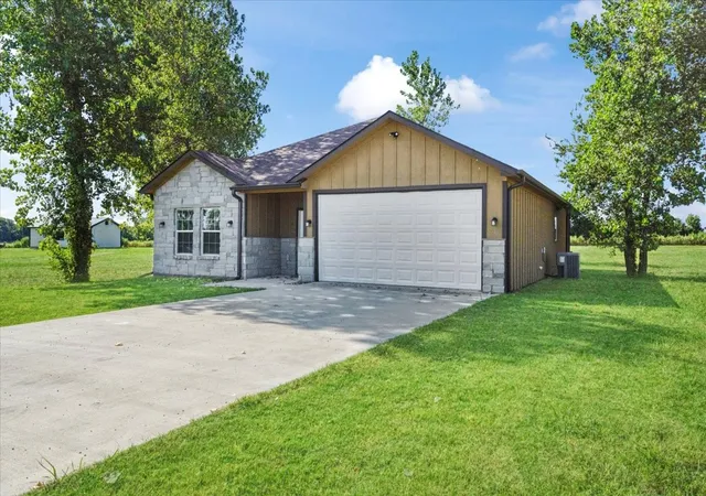 Photo 1 of Single family home for sale at 300 Private Road 36008, Honey Grove, TX 75446 | MLS# 21355053 | Listing updated on 2026-09-12