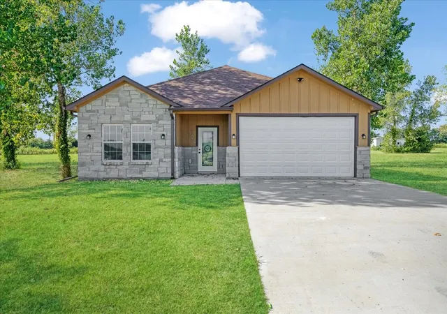 Photo 2 of Single family home for sale at 300 Private Road 36008, Honey Grove, TX 75446 | MLS# 21355053 | Listing updated on 2026-09-12