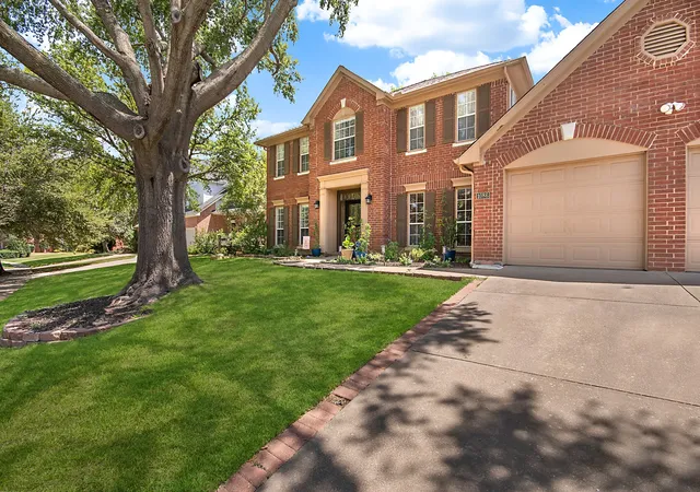 Photo 3 of Sale Pending at 1086 Woodbriar Dr, Grapevine, TX 76051 | MLS# 21361095 | Listing updated on 2026-09-27