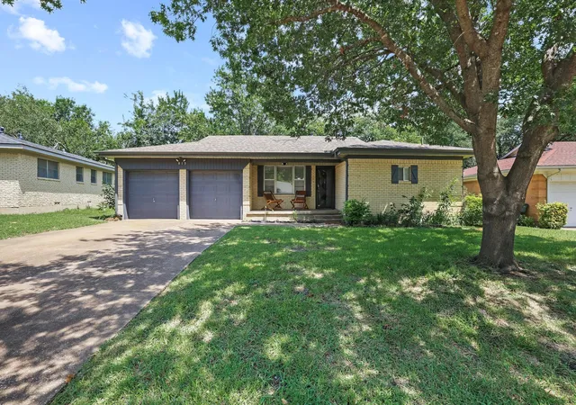 Photo 1 of Single family home for sale at 813 S Andrews St, Sherman, TX 75090 | MLS# 21362152 | Listing updated on 2026-09-19