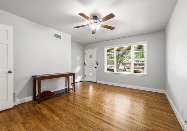 Photo 4 of Single family home for sale at 813 S Andrews St, Sherman, TX 75090 | MLS# 21362152 | Listing updated on 2026-09-19