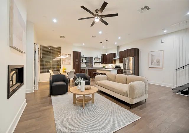 Photo 4 of Sale Pending at 429 W 9th Street #204, Dallas, TX 75208 | MLS# 21361864 | Listing updated on 2026-09-11