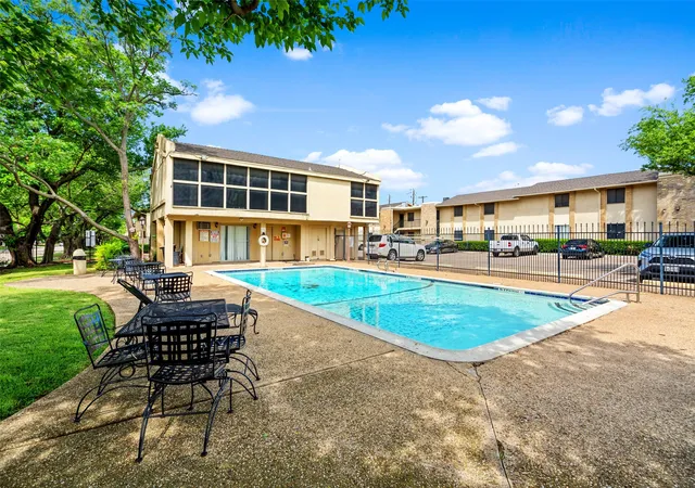 Listing Photo 2 - Condo for sale in building located at 5903 Harvest Hl Rd, Dallas, TX 75230 - Unit #2074