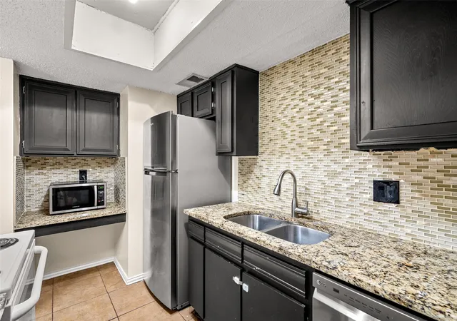 Listing Photo 3 - Condo for sale in building located at 5903 Harvest Hl Rd, Dallas, TX 75230 - Unit #2074