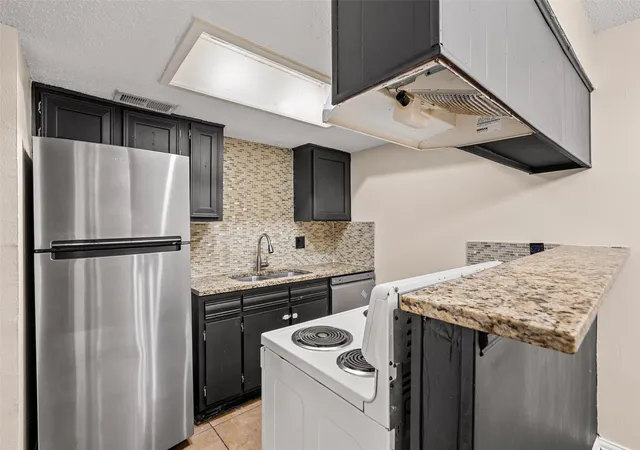 Listing Photo 5 - Condo for sale in building located at 5903 Harvest Hl Rd, Dallas, TX 75230 - Unit #2074