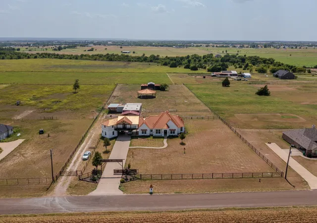 Photo 1 of Sale Pending at 1015 Curry Rd, Waxahachie, TX 75167 | MLS# 21359628 | Listing updated on 2026-09-22