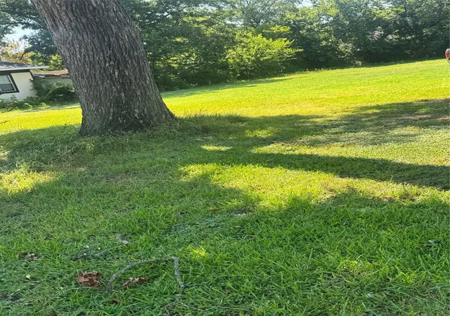 Photo 3 of Sale Pending at 735 W 1St Ave, Corsicana, TX 75110 | MLS# 21362822 | Listing updated on 2026-09-11