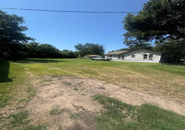 Photo 8 of Sale Pending at 735 W 1st Ave, Corsicana, TX 75110 | MLS# 21362822 | Listing updated on 2026-09-11