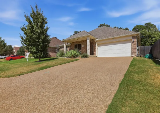 Photo 3 of Sale Pending at 172 Overland Trl, Willow Park, TX 76087 | MLS# 21362684 | Listing updated on 2026-10-05