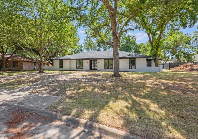 Photo 3 of Sale Pending at 729 Surrey Cir, Grand Prairie, TX 75050 | MLS# 21362841 | Listing updated on 2026-09-10