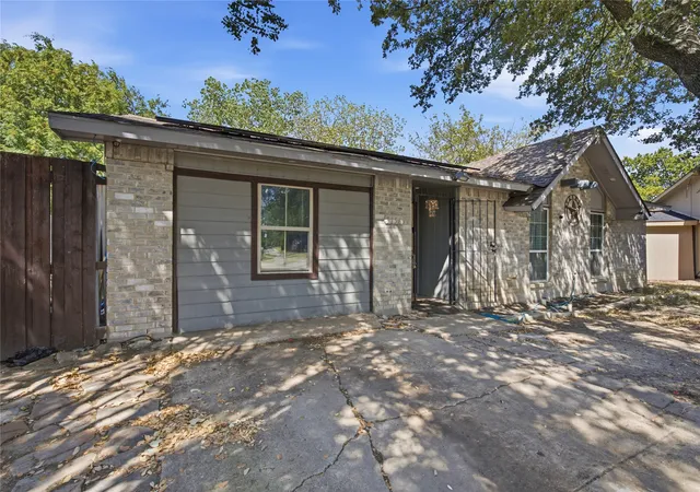 Photo 2 of Single family home for sale at 3156 Abbey Rd, Carrollton, TX 75007 | MLS# 21362896 | Listing updated on 2026-09-29
