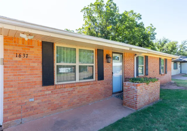 Photo 3 of Sale Pending at 1637 Glendale Dr, Abilene, TX 79603 | MLS# 21362392 | Listing updated on 2026-09-21