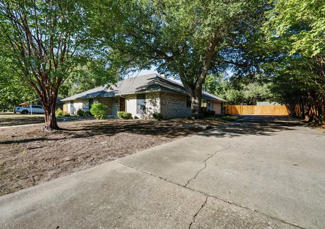 Photo 3 of Single family home for sale at 980 N Lydia St, Stephenville, TX 76401 | MLS# 21362742 | Listing updated on 2026-09-18
