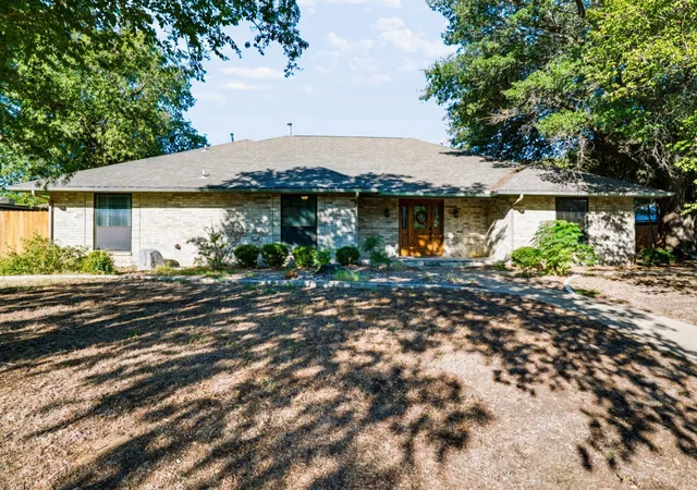 Photo 3 of Single family home for sale at 980 N Lydia St, Stephenville, TX 76401 | MLS# 21362742 | Listing updated on 2026-09-18