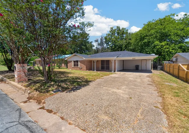 Photo 2 of Single family home for sale at 3041 Lakewood Dr, Tyler, TX 75702 | MLS# 21362252 | Listing updated on 2026-10-06