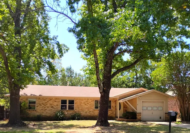 Photo 1 of Sale Pending at 2922 Stafford Dr, Denison, TX 75020 | MLS# 21362193 | Listing updated on 2026-09-25
