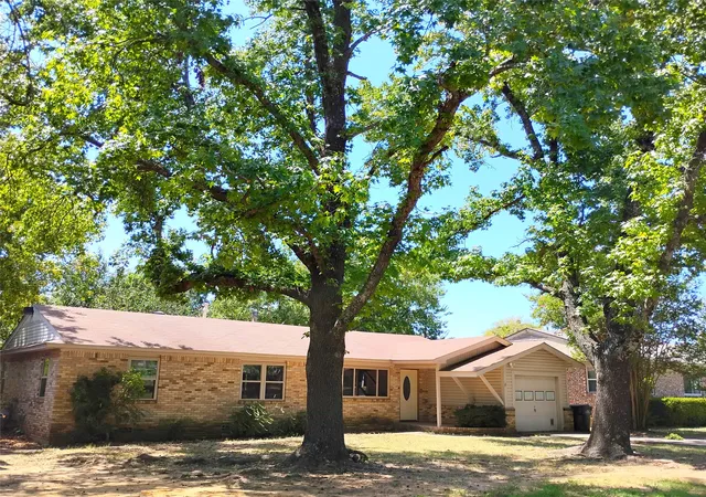 Photo 2 of Sale Pending at 2922 Stafford Dr, Denison, TX 75020 | MLS# 21362193 | Listing updated on 2026-09-25