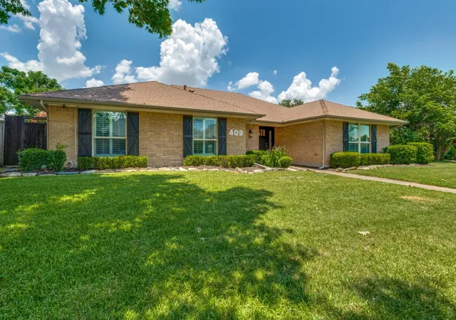 Photo 3 of Sale Pending at 409 Pebblecreek Dr, Garland, TX 75040 | MLS# 21323520 | Listing updated on 2026-10-03