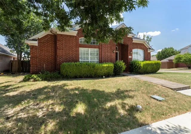 Photo 3 of Single family home for sale at 5025 China Berry Dr, Mc Kinney, TX 75070 | MLS# 21362134 | Listing updated on 2026-09-10