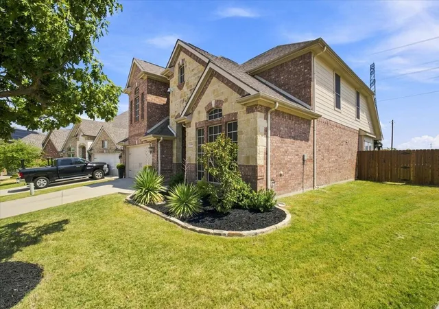 Photo 2 of Single family home for sale at 15200 Mallard Crk St, Roanoke, TX 76262 | MLS# 21363584 | Listing updated on 2026-09-25