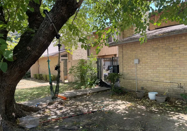 Townhouse for sale at 5706 Harvest Hill Rd, Dallas, TX 75230 | MLS# 21363587