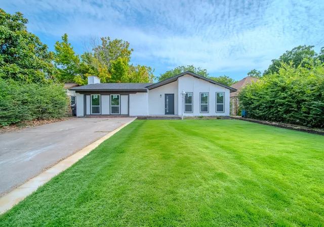 Photo 1 of Single family home for sale at 821 Lexington Dr, Lancaster, TX 75134 | MLS# 21363582 | Listing updated on 2026-09-08