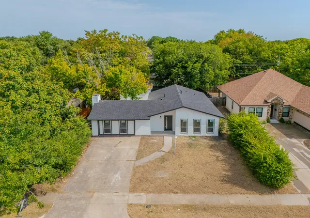 Photo 2 of Single family home for sale at 821 Lexington Dr, Lancaster, TX 75134 | MLS# 21363582 | Listing updated on 2026-09-08