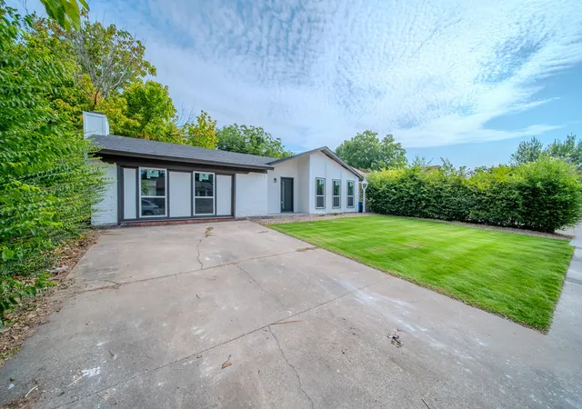 Photo 3 of Single family home for sale at 821 Lexington Dr, Lancaster, TX 75134 | MLS# 21363582 | Listing updated on 2026-09-08