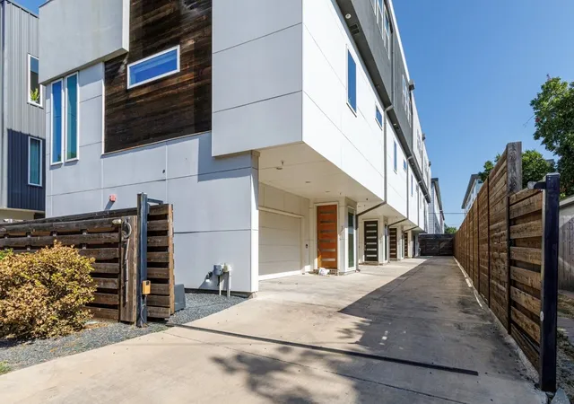 Photo 2 of Condo for sale at 5711 Bryan Pkwy #102, Dallas, TX 75206 | MLS# 21361351 | Listing updated on 2026-09-13
