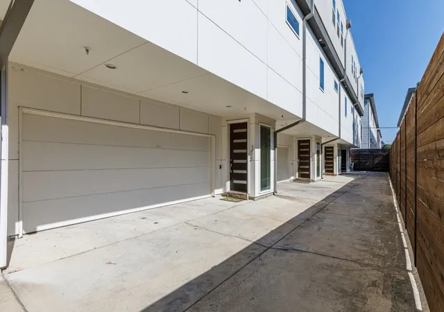 Photo 3 of Condo for sale at 5711 Bryan Pkwy #102, Dallas, TX 75206 | MLS# 21361351 | Listing updated on 2026-09-13